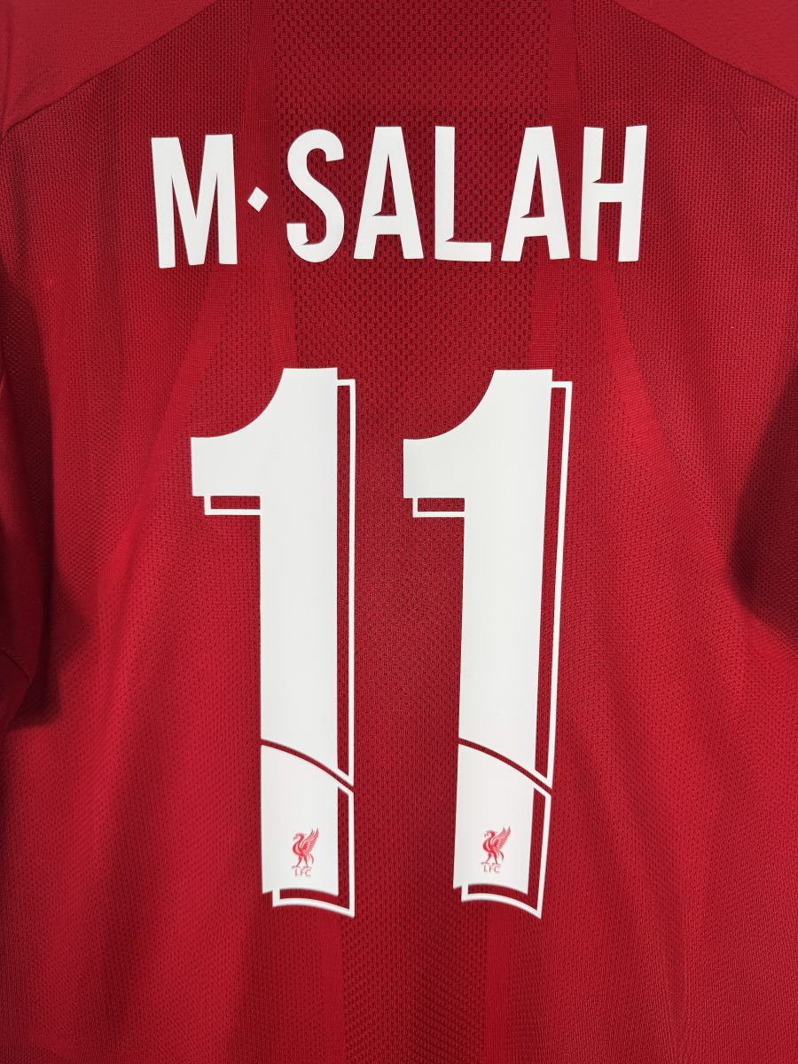Détail du flocage M. Salah N°11 avec Liver Bird dans les chiffres, maillot Liverpool 2019-2020