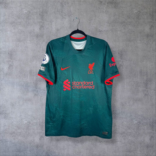 Maillot Liverpool third 2022-2023 Nike de face, sponsor Standard Chartered rouge