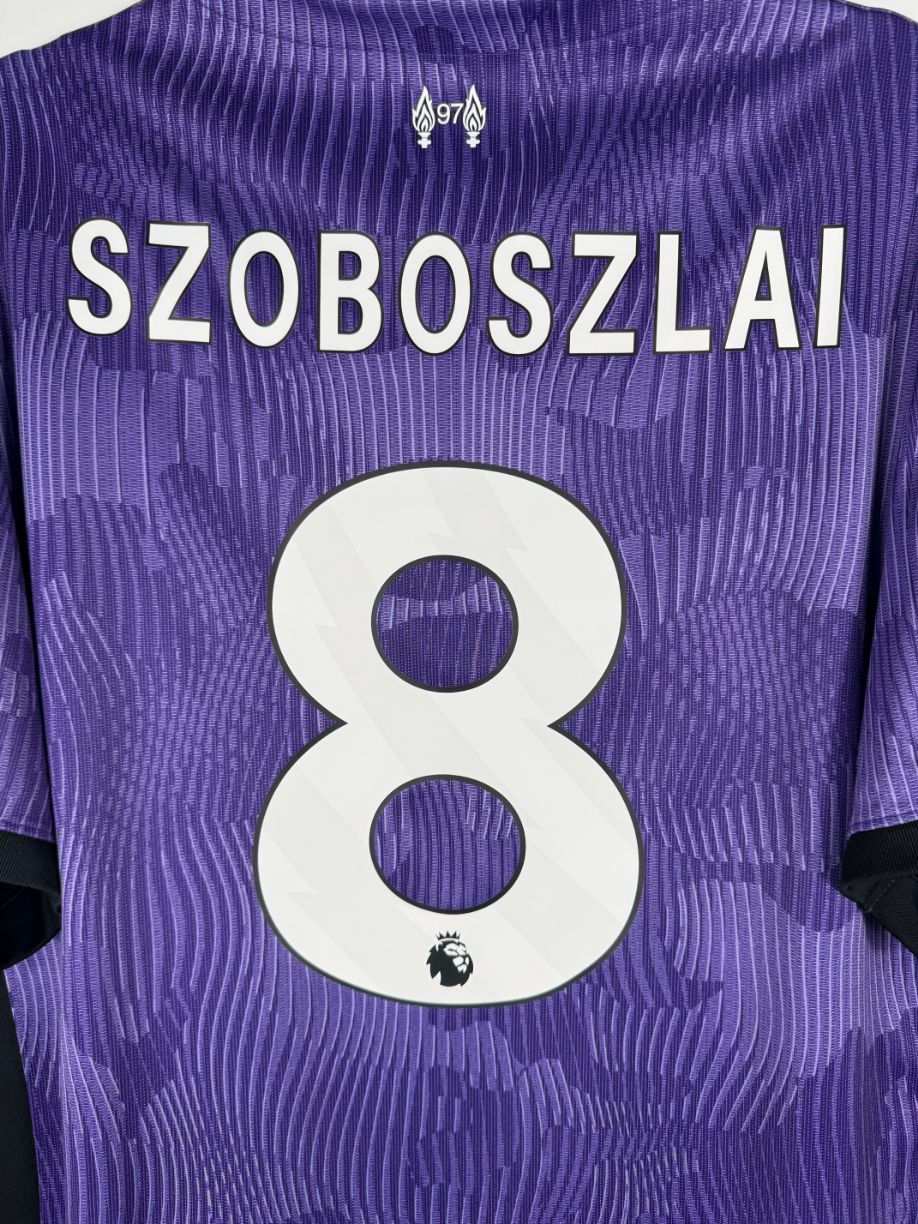 Détail de la typographie du flocage sur le numéro 8 de Dominik Szoboszlai