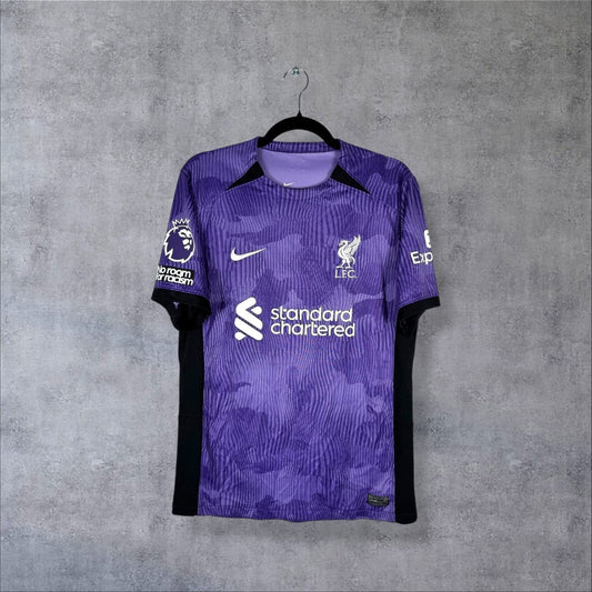 Face avant du maillot Liverpool 2023-2024 third violet Nike avec sponsor Standard Chartered