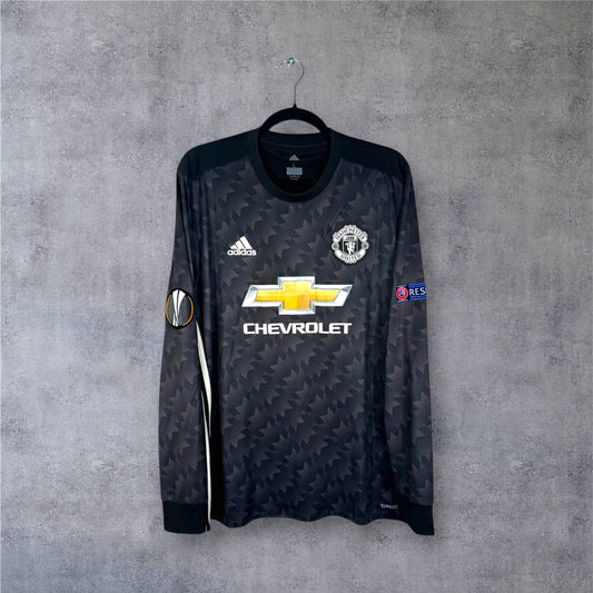 Vue de face du maillot Manchester United Extérieur 2017/18 noir à motifs graphiques gris.