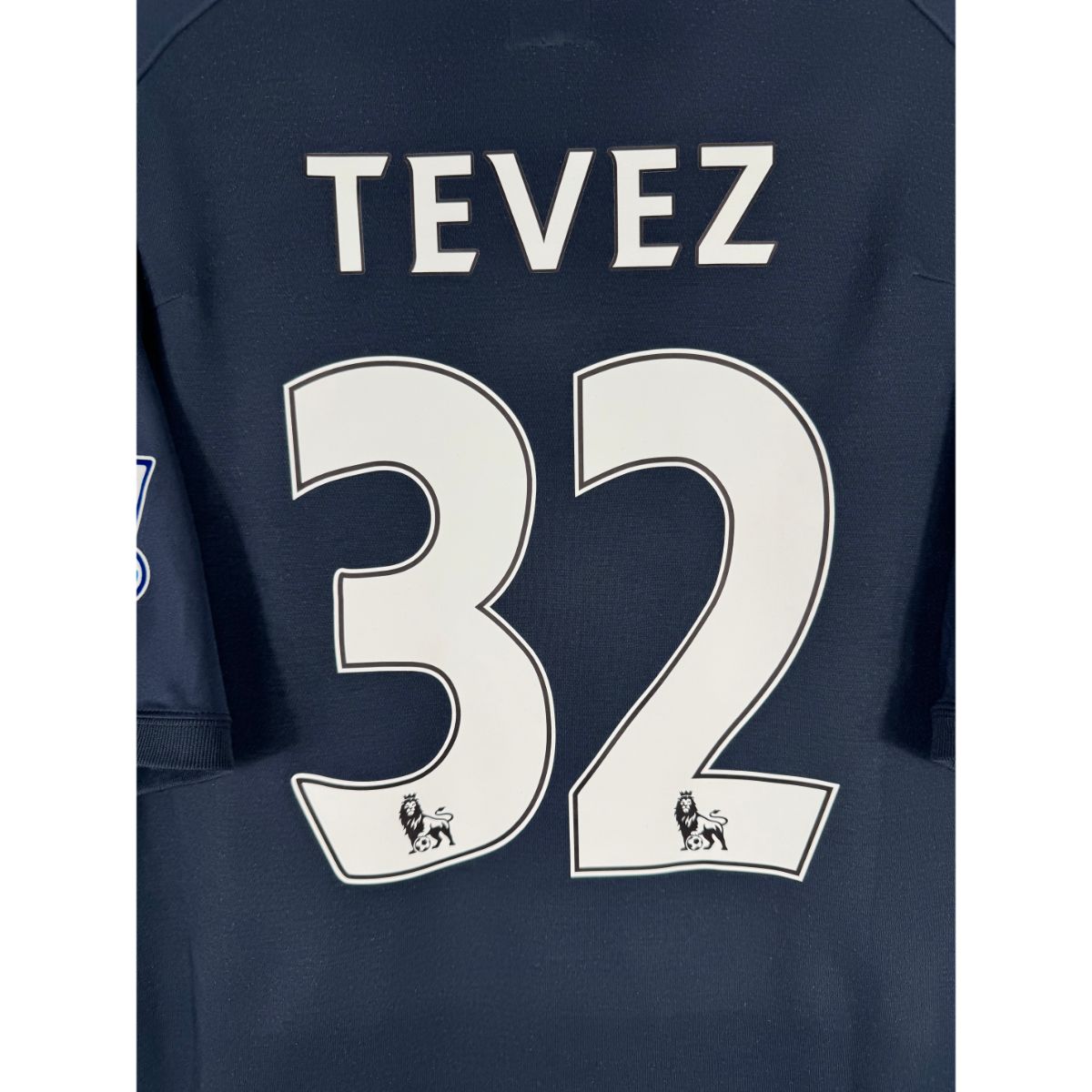 Détail de la typographie du flocage sur le numéro 32 de Carlos Tevez