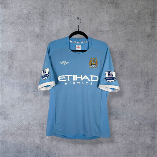 Maillot Manchester City domicile 2010-2011 de face, sponsor Etihad Airways et revers blancs