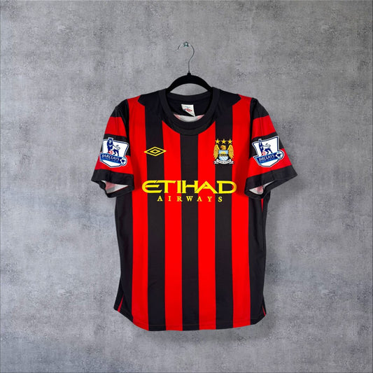 Maillot Manchester City 2011-2012 extérieur de face, rayures rouges et noires, sponsor Etihad Airways jaune