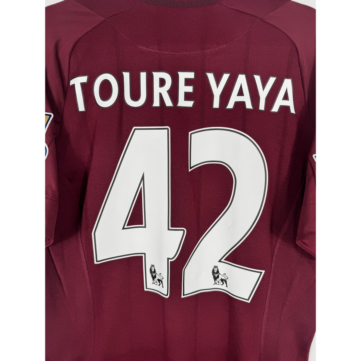 Détail de la typographie du flocage sur le numéro 42 de Yaya Touré