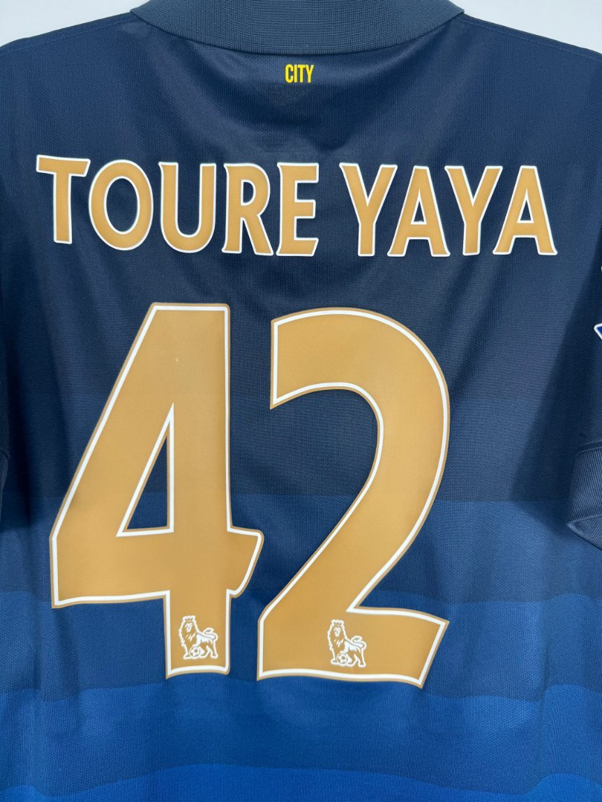 Détail de la typographie du flocage sur le numéro 42 de Yaya Touré