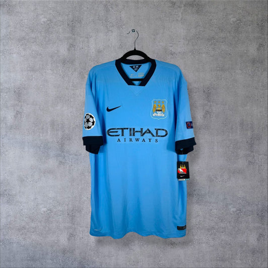 Maillot Manchester City domicile 2014-2015 Nike de face, sponsor Etihad Airways, étiquette carton attachée
