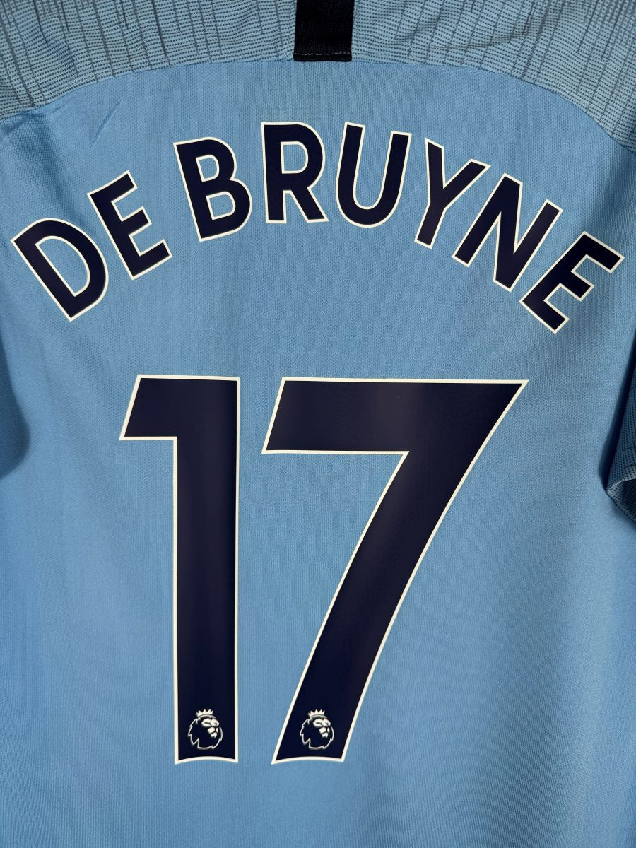 Détail du flocage De Bruyne N°17 avec lions Premier League sur le maillot Manchester City 2018-2019