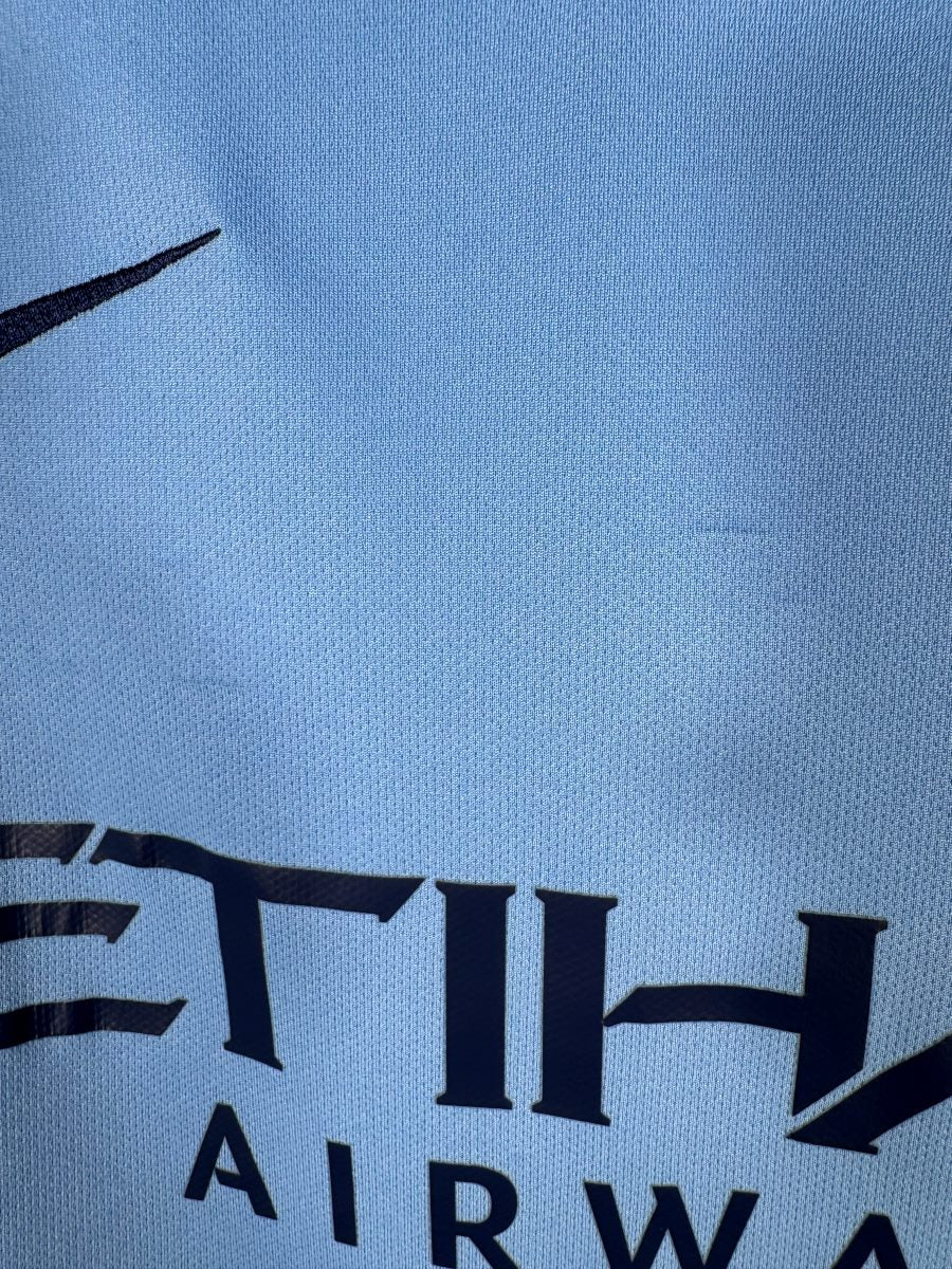 Légers fils tirés dans la maille avant du maillot Manchester City 2018-2019
