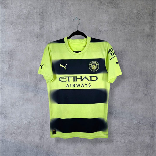 Maillot Manchester City 2022-2023 third de face, jaune fluo à bandes noires, Puma et Etihad Airways