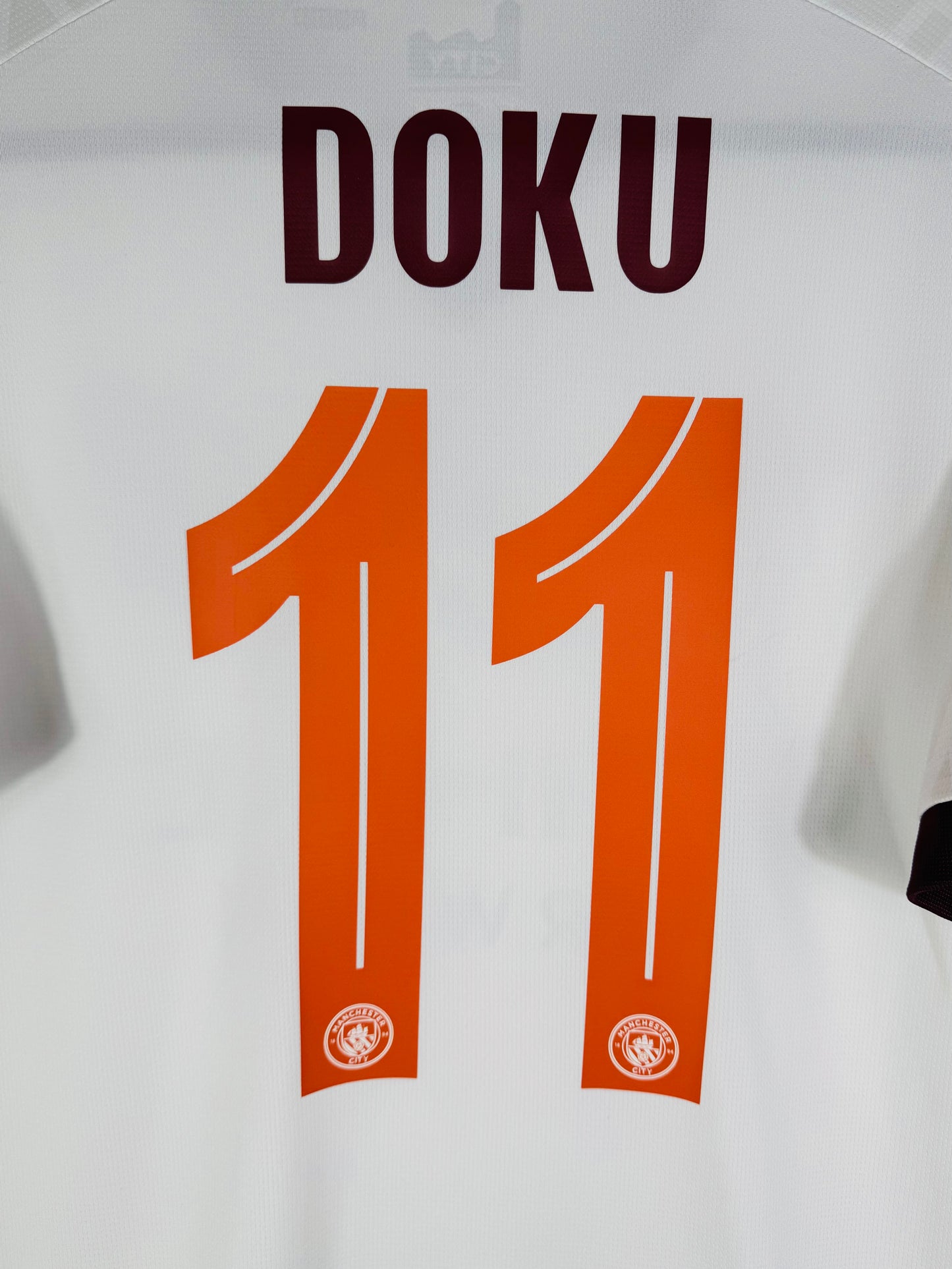 Détail de la typographie du flocage sur le numéro 11 de Jérémy Doku