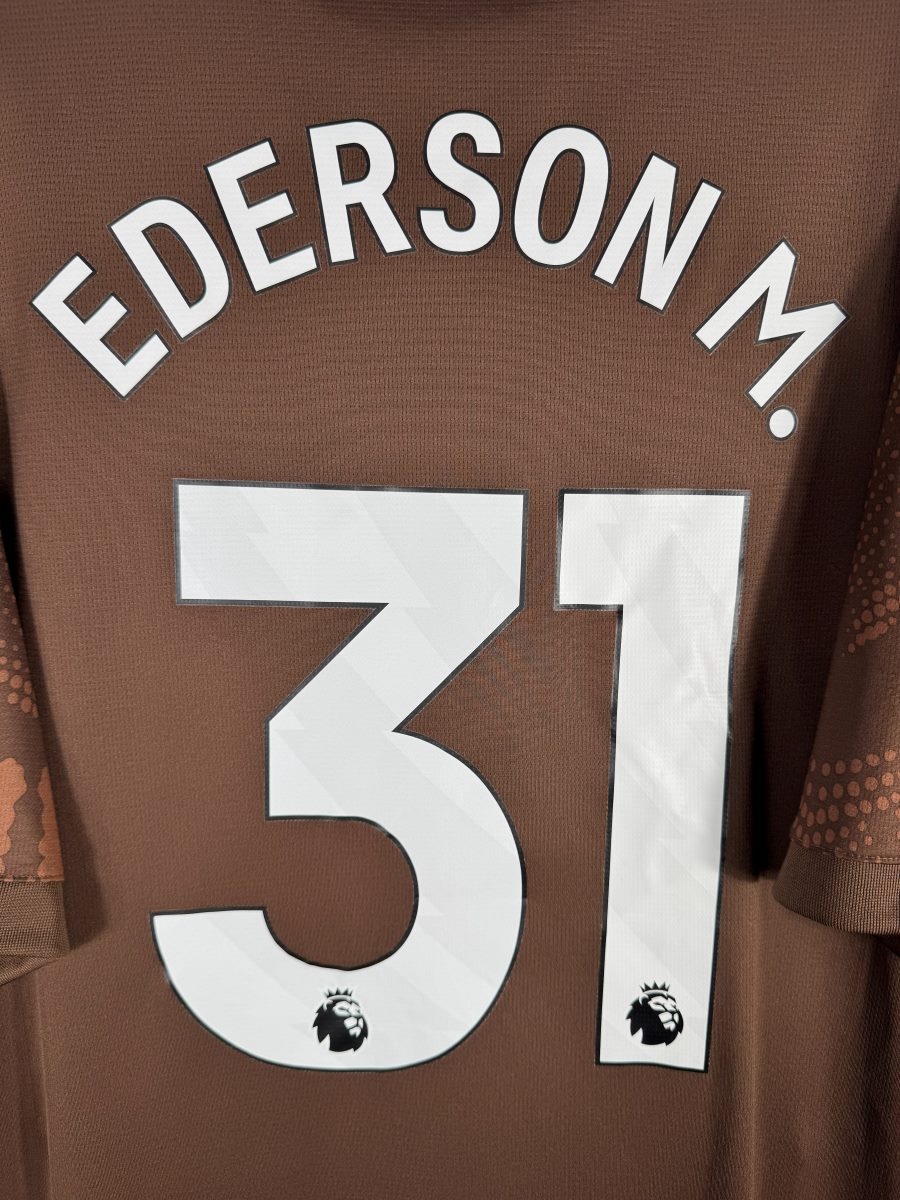 Gros plan du flocage Ederson M numero 31 avec patchs Premier League