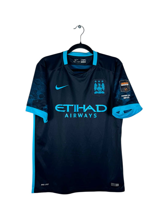 Vue de face du maillot Manchester City Extérieur 2015/16 bleu foncé avec manches graphiques.