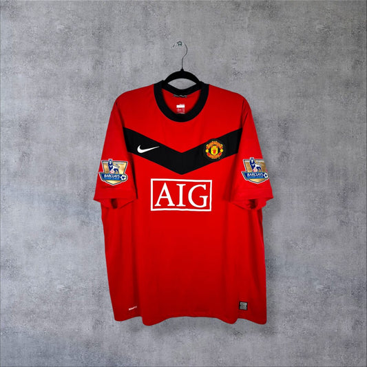 Maillot Manchester United domicile 2009-2010 Nike de face, chevron noir et sponsor AIG