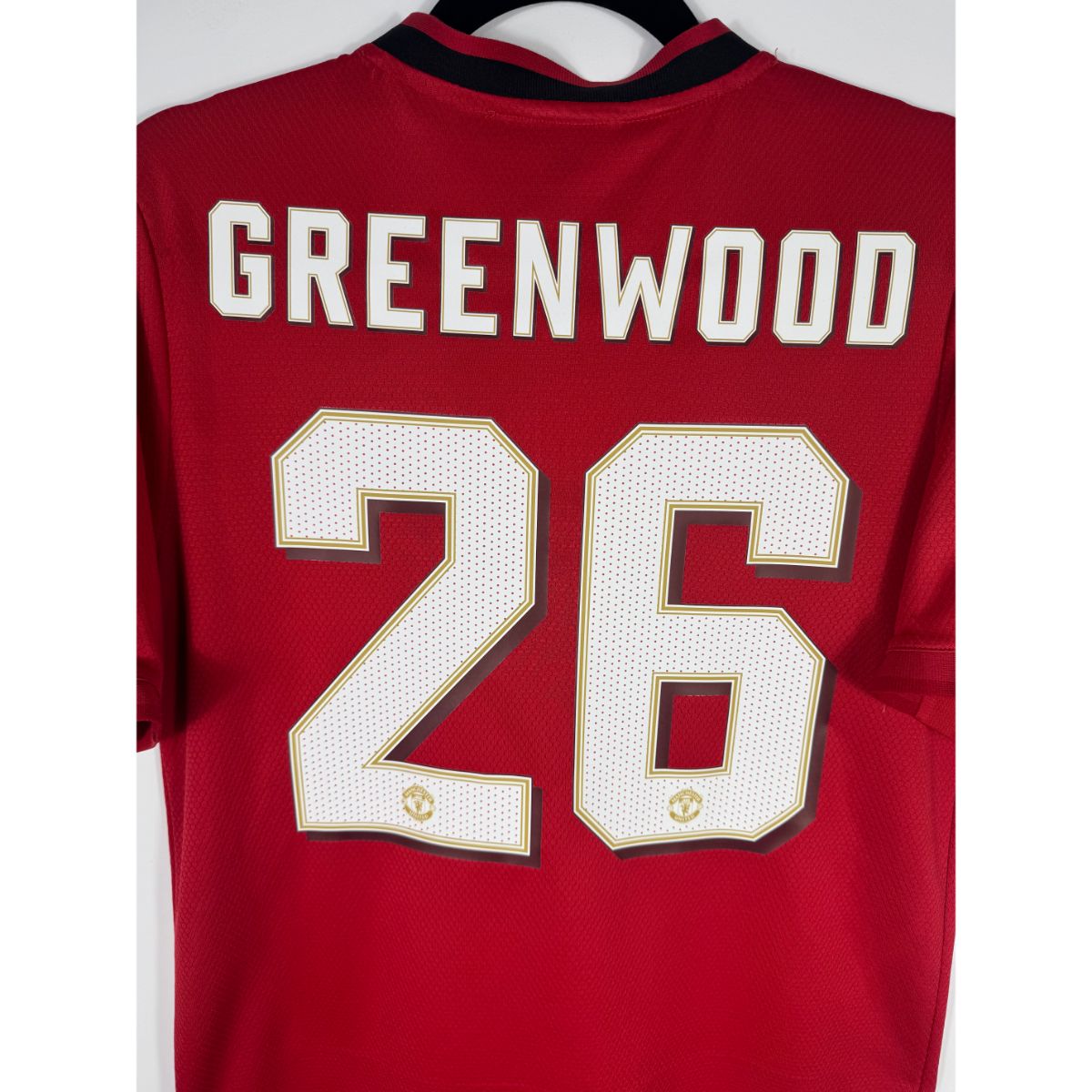 Détail de la typographie du flocage sur le numéro 26 de Mason Greenwood