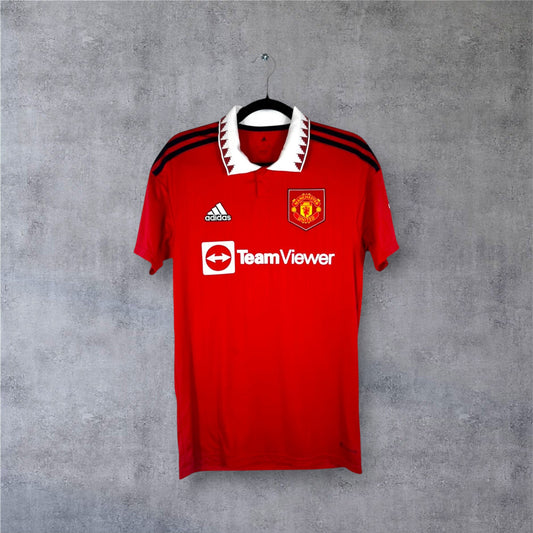 Maillot Manchester United 2022-23 domicile rouge col polo Adidas vue de face.