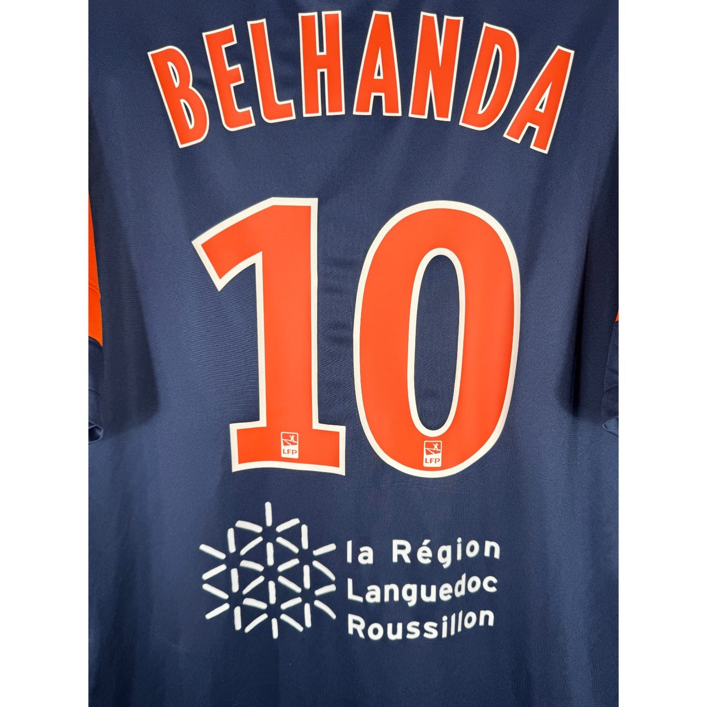 Détail de la typographie du flocage sur le numéro 10 de Younès Belhanda