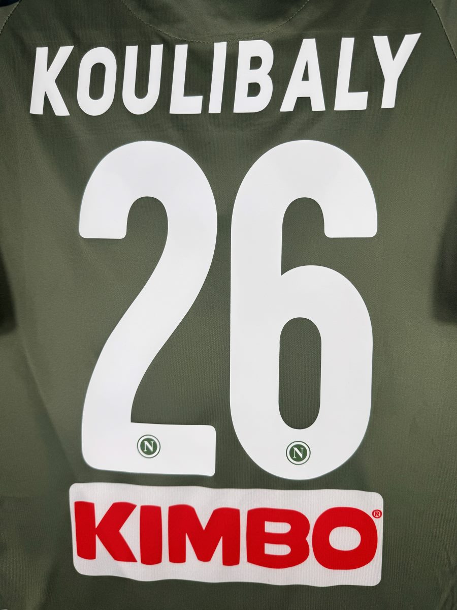 Détail du flocage Koulibaly N°26 blanc avec écussons Napoli, maillot extérieur 2019-2020