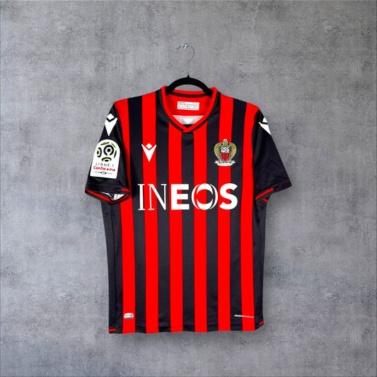Vue de face du maillot OGC Nice 2019-2020 domicile avec rayures rouges et noires et sponsor INEOS.
