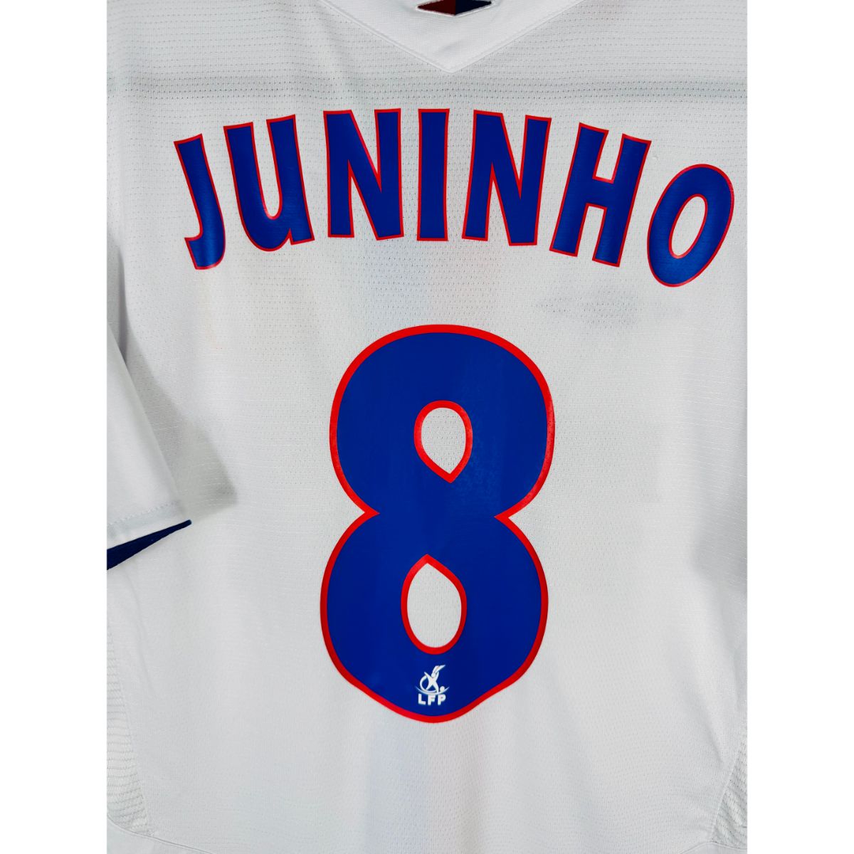 Détail de la typographie du flocage sur le numéro 8 de Juninho