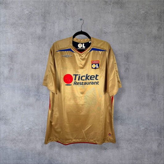 Maillot Olympique Lyonnais 2007-2008 Extérieur authentifié Umbro doré avec sponsors Ticket Restaurant Novotel flocage Juninho Pernambucano N°8 7e titre consécutif taille XXL