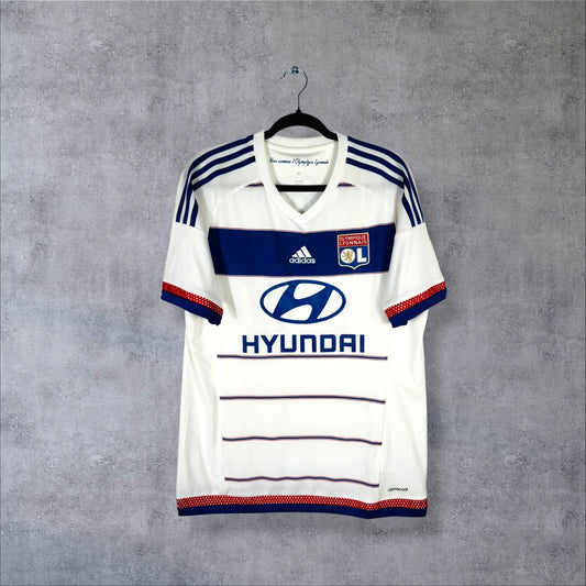 Face du maillot Olympique Lyonnais 2015-2016 domicile adidas blanc à bande bleue avec sponsor Hyundai et écusson de l'OL