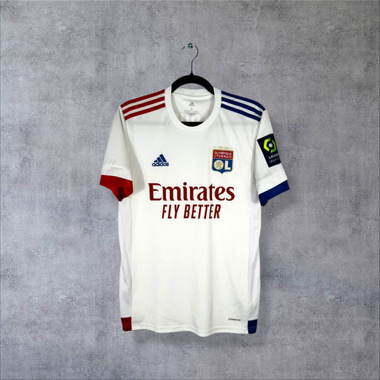 Face du maillot OL 2020-2021 domicile adidas, sponsor Emirates Fly Better et patch Ligue 1