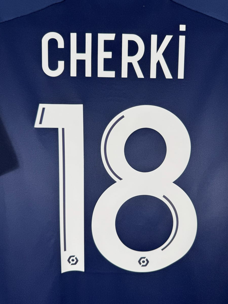 Détail du flocage CHERKI numéro 18 avec logo LFP, maillot OL 2023-2024 third