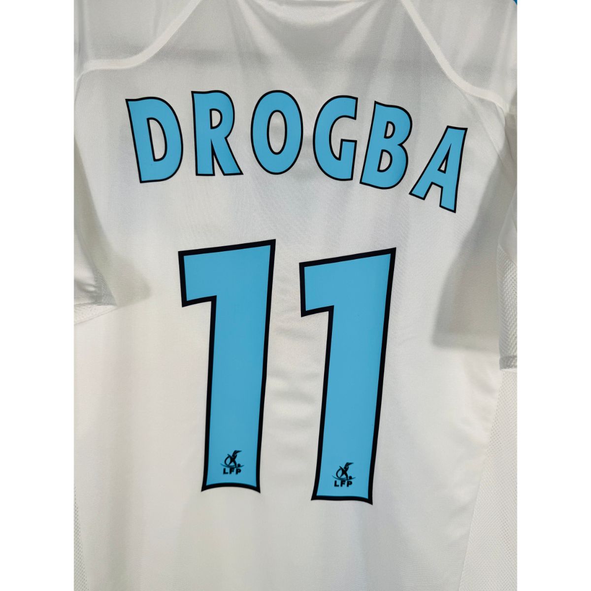 Détail de la typographie du flocage sur le numéro 11 de Didier Drogba