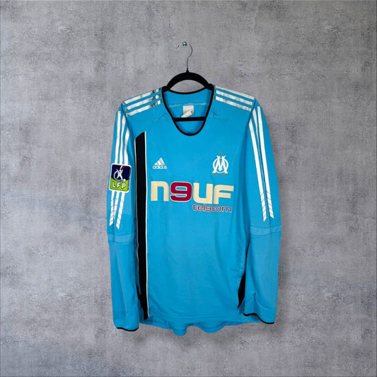 Maillot extérieur OM 2005-2006 de face, bleu ciel à bande noire, sponsor Neuf Telecom, manches longues