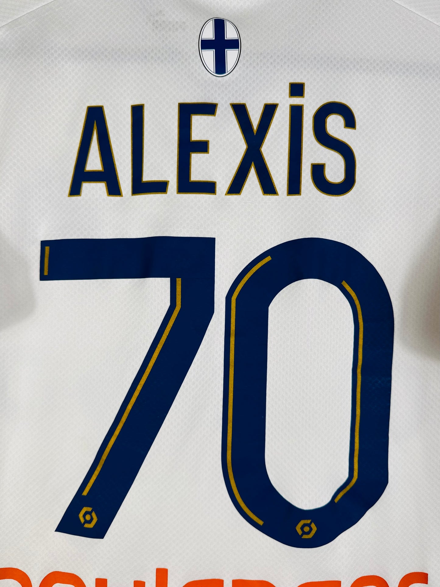 Détail de la typographie du flocage d'origine sur le numéro 70 d'Alexis Sánchez