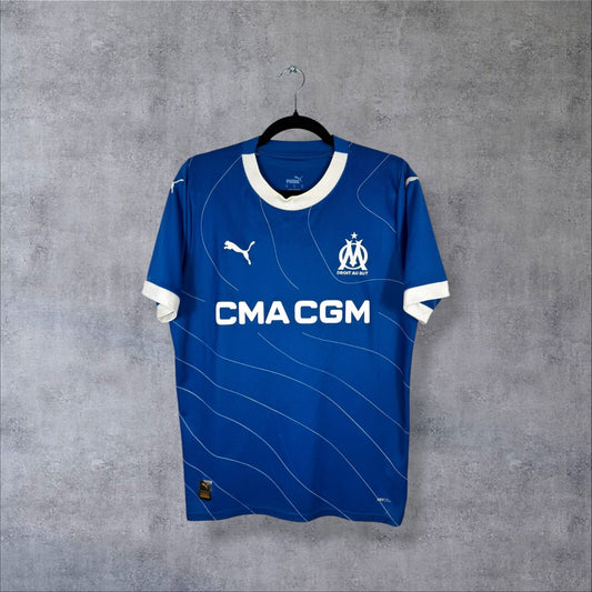 Maillot OM 2023-2024 extérieur de face, bleu roi à lignes blanches, Puma et CMA CGM