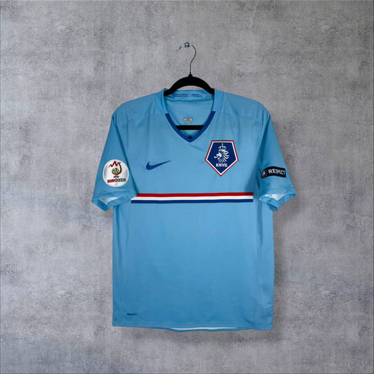 Face du maillot Pays-Bas 2008-2009 extérieur bleu ciel Nike, écusson KNVB et bande tricolore