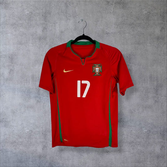 Face du maillot Portugal 2008-2009 domicile Nike rouge avec numéro 17 et écusson FPF