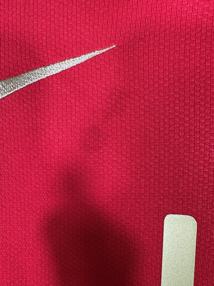 Détail macro de la légère trace sous le swoosh maillot Portugal 2008