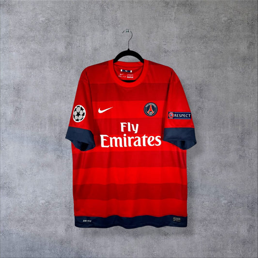 Face du maillot PSG 2012-2013 extérieur rouge Nike avec Fly Emirates et patchs Ligue des Champions