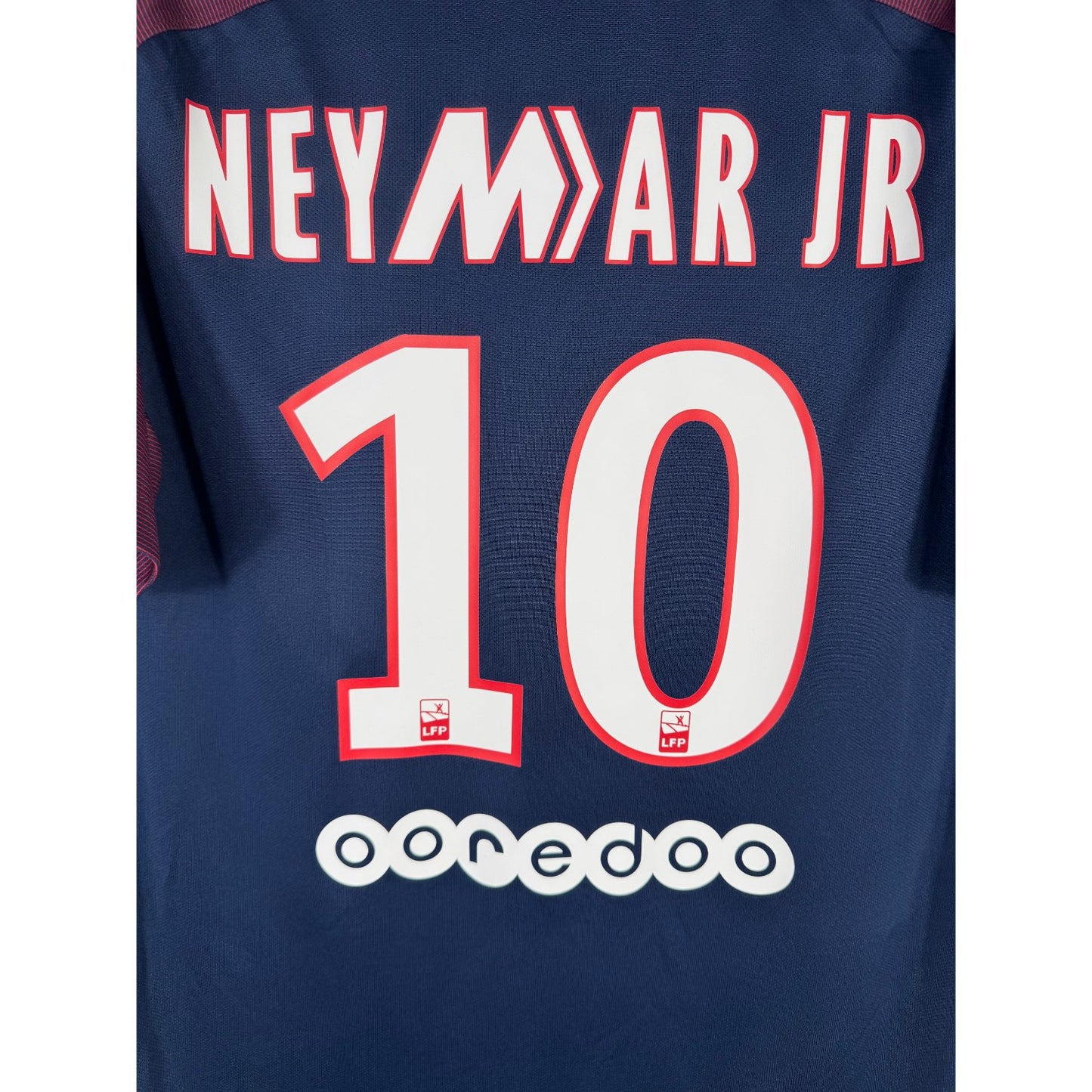 Détail de la typographie spéciale Mercurial du flocage sur le numéro 10 de Neymar JR