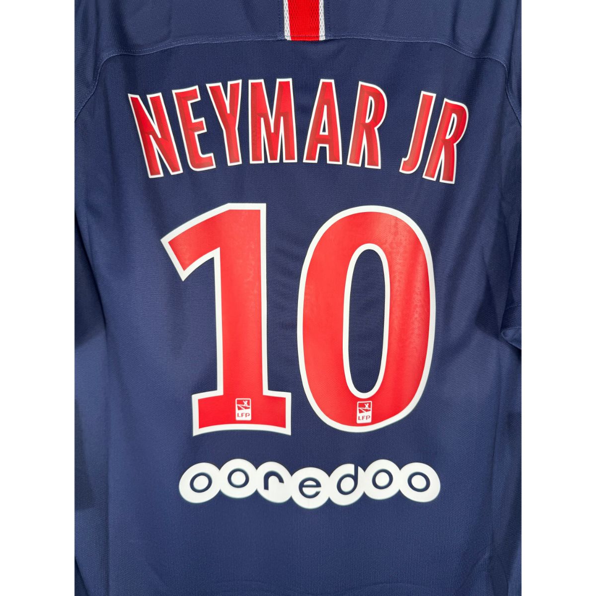 Détail de la typographie du flocage sur le numéro 10 de Neymar JR