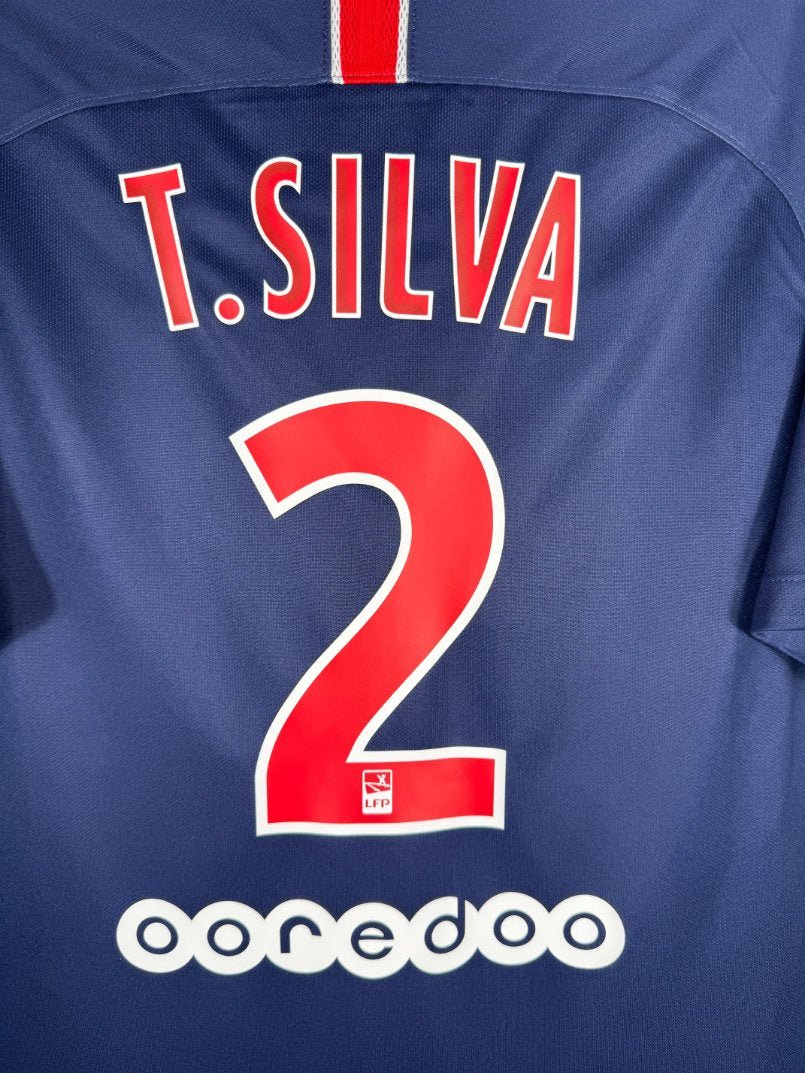 Détail de la typographie du flocage sur le numéro 2 de Thiago Silva