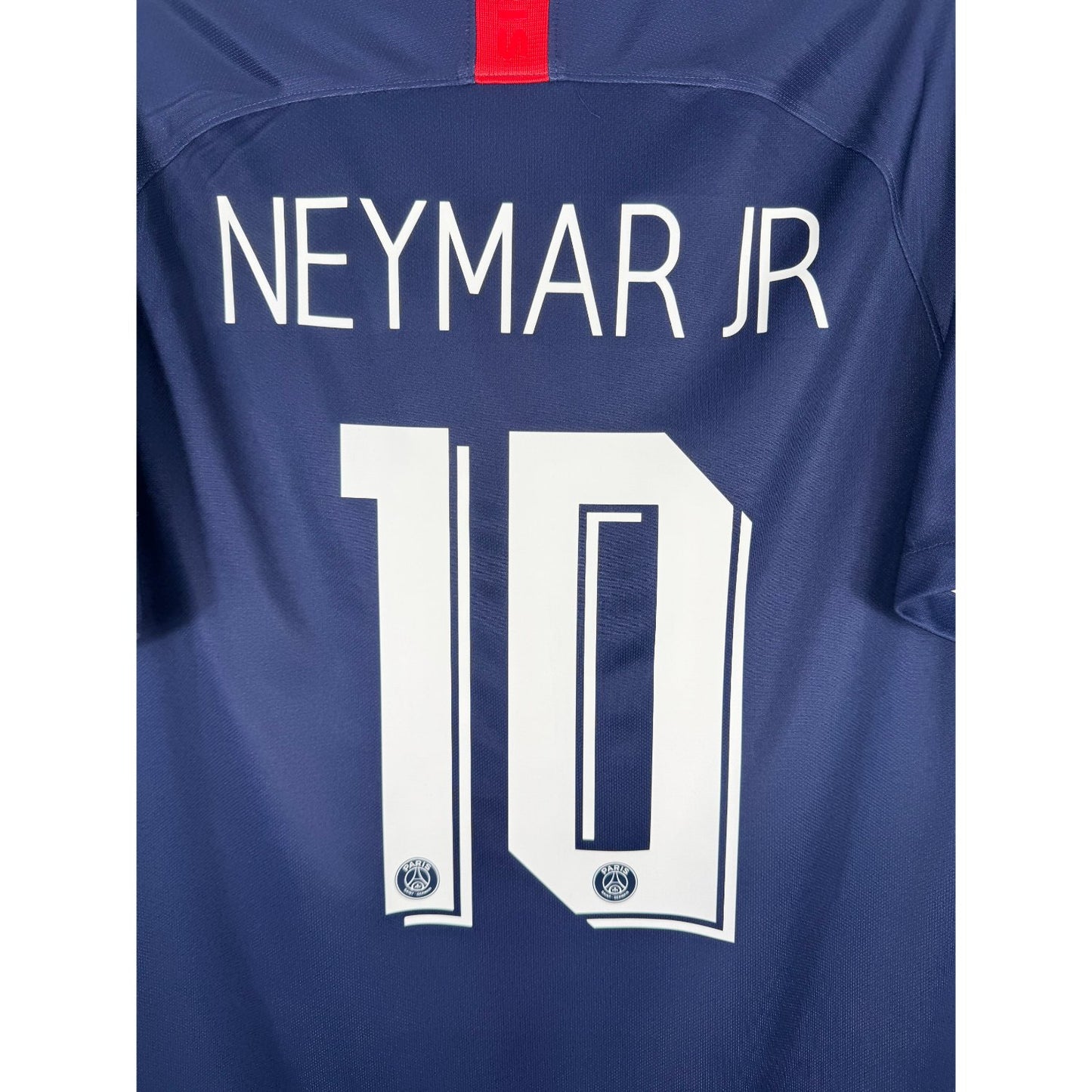 Détail de la typographie du flocage sur le numéro 10 de Neymar JR
