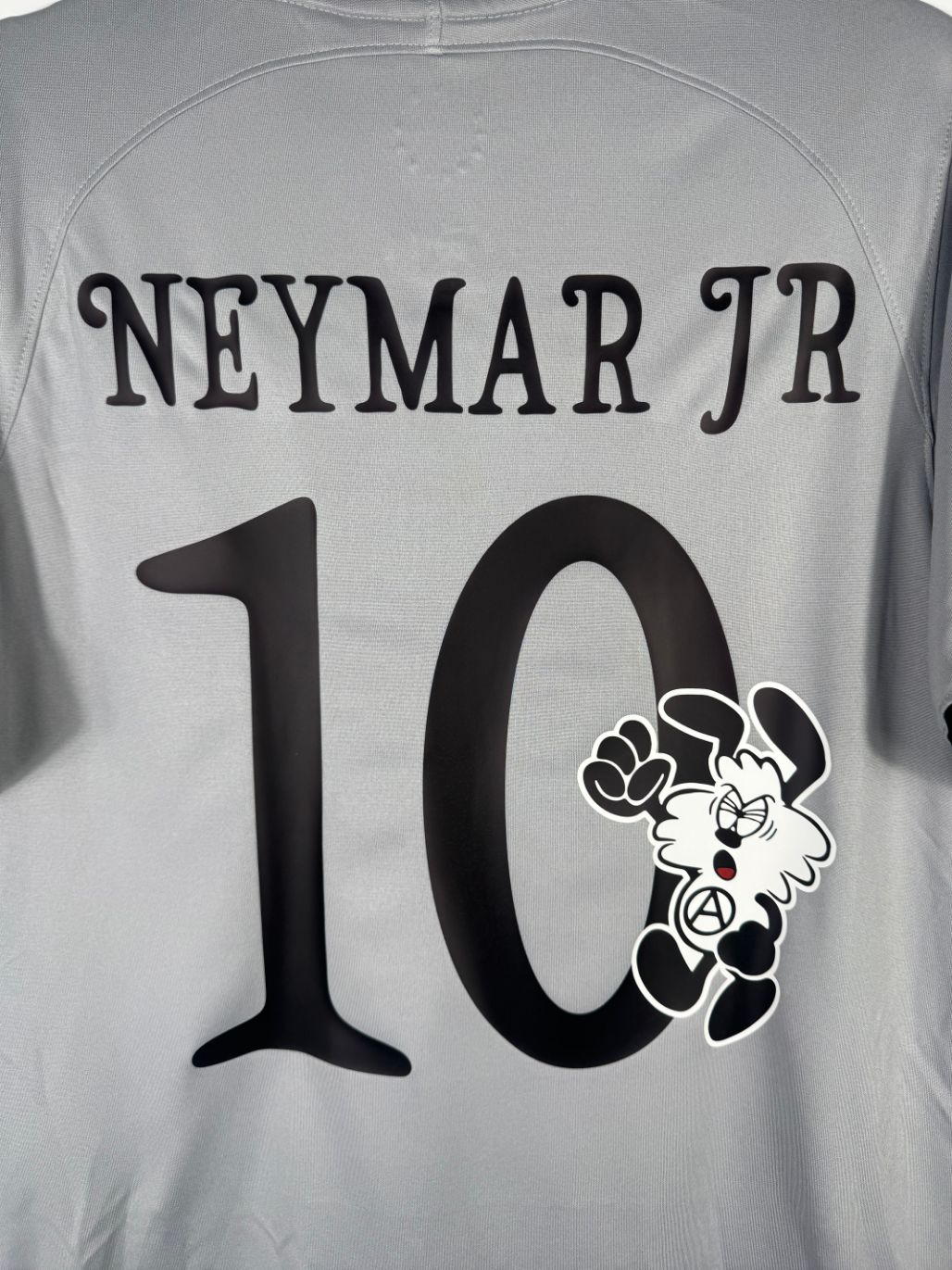 Détail de la typographie Verdy du flocage sur le numéro 10 de Neymar JR