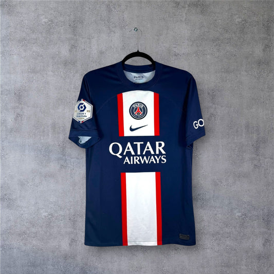 Maillot PSG 2022-23 domicile bleu marine Nike authentique vue de face.