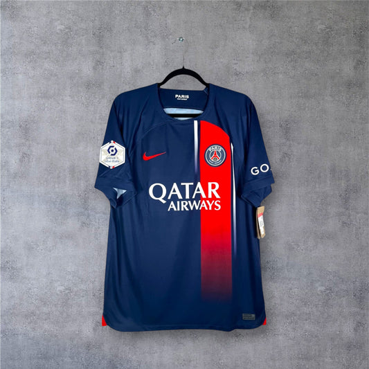 Maillot PSG 2023-24 domicile Nike authentique état neuf vue de face.