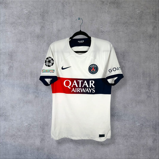 Maillot PSG 2023-2024 extérieur, face avec logo Nike et sponsor Qatar Airways