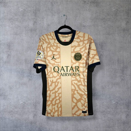 Maillot PSG fourth 2023-2024 de face, motif Elephant print sable, Jumpman et Qatar Airways