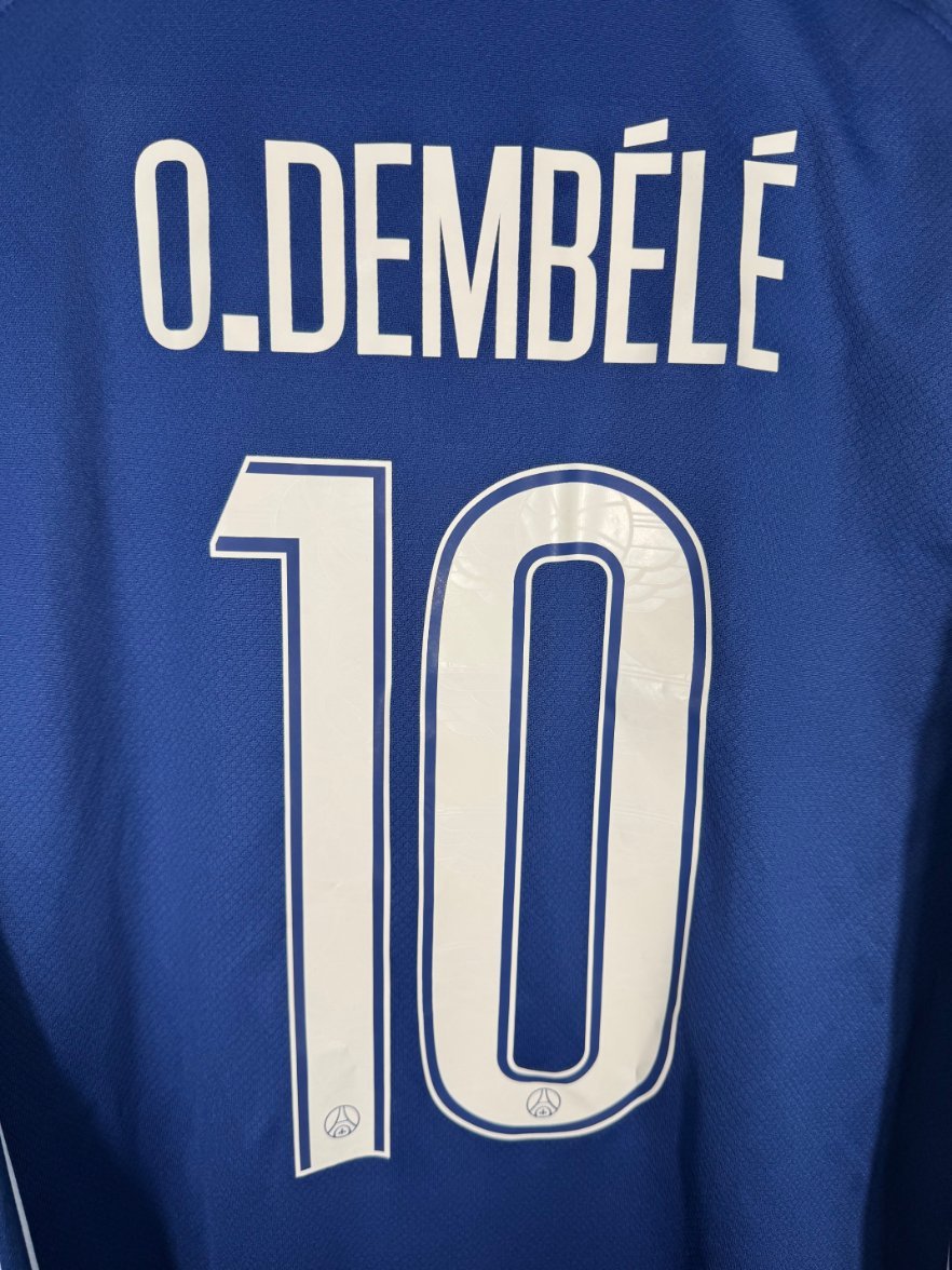 Détail de la typographie du flocage d'origine sur le numéro 10 d'Ousmane Dembélé