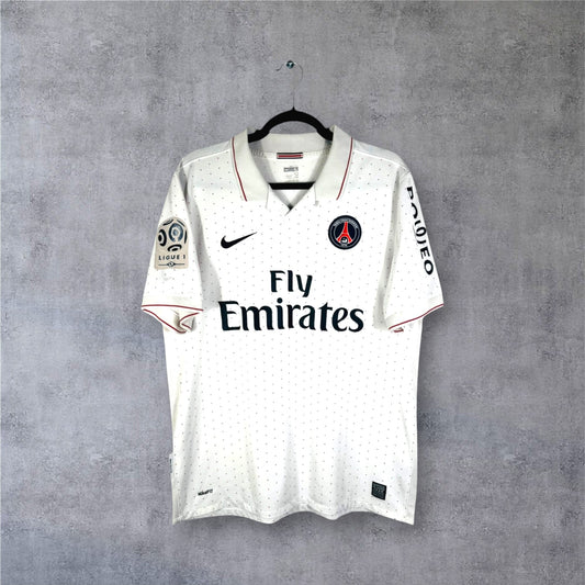 Vue de face du maillot PSG Extérieur 2009/10 blanc avec motifs à pois rouges et bleus et sponsor Fly Emirates.