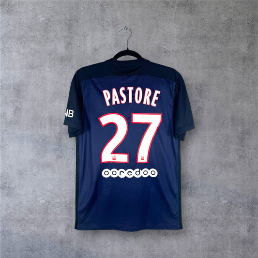 Vue de face du maillot PSG 2016 bleu avec bande centrale rouge et col rond.