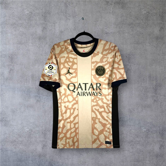 Vue de face du maillot PSG 2023/24 Fourth coloris sable avec motif Elephant Print et logo Jordan Jumpman.