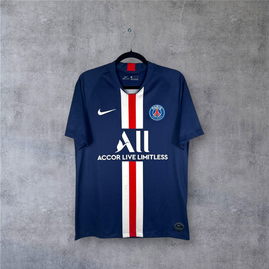 Vue de face du maillot PSG 2019/20 avec la bande rouge Hechter et sponsor ALL.